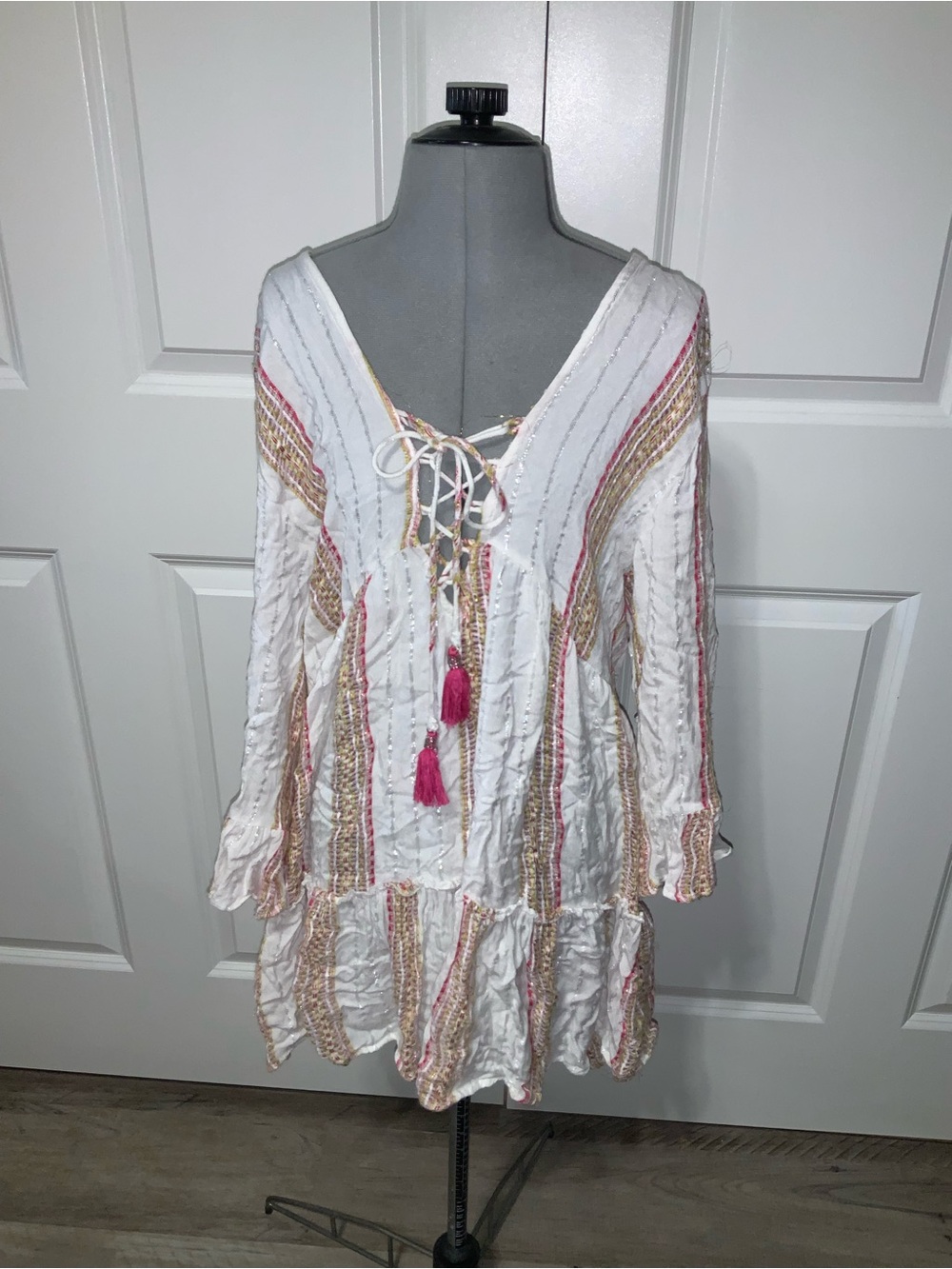 (Bin 20) White Boho Lace-Up Tunic with Pink Tassels